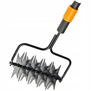 Vertikulátor - Fiskars 1000689 Ručný rotačný perlátor - 20,5 cm