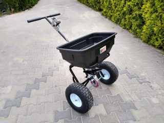 Sejačka - Tlačidlový rozmetač hnojív 56 kg na kolesách 3 - 3,5 m